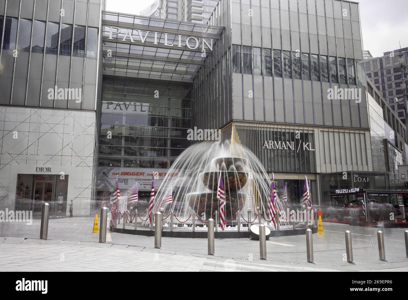 Kuala Lumpur, Malesia - 21 agosto 2022: Immagine a lunga esposizione della fontana di cristallo del Padiglione di fronte al centro commerciale Pavilion nel centro della città o Foto Stock