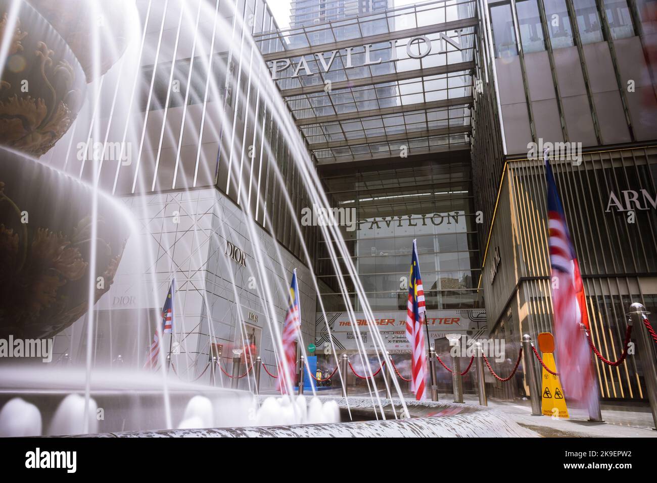Kuala Lumpur, Malesia - 21 agosto 2022: Immagine a lunga esposizione della fontana di cristallo del Padiglione di fronte al centro commerciale Pavilion nel centro della città o Foto Stock