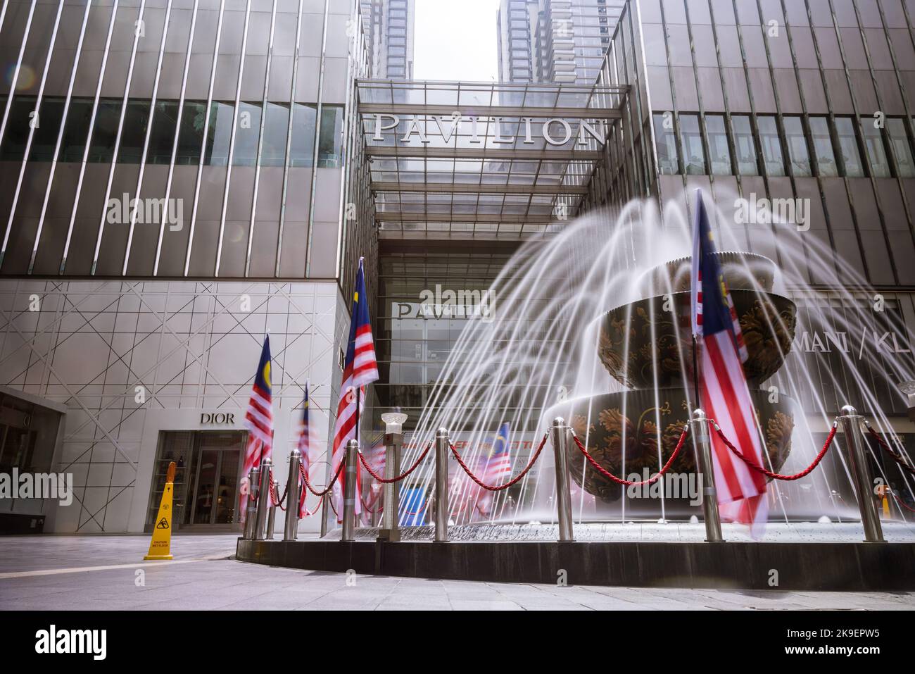 Kuala Lumpur, Malesia - 21 agosto 2022: Immagine a lunga esposizione della fontana di cristallo del Padiglione di fronte al centro commerciale Pavilion nel centro della città o Foto Stock