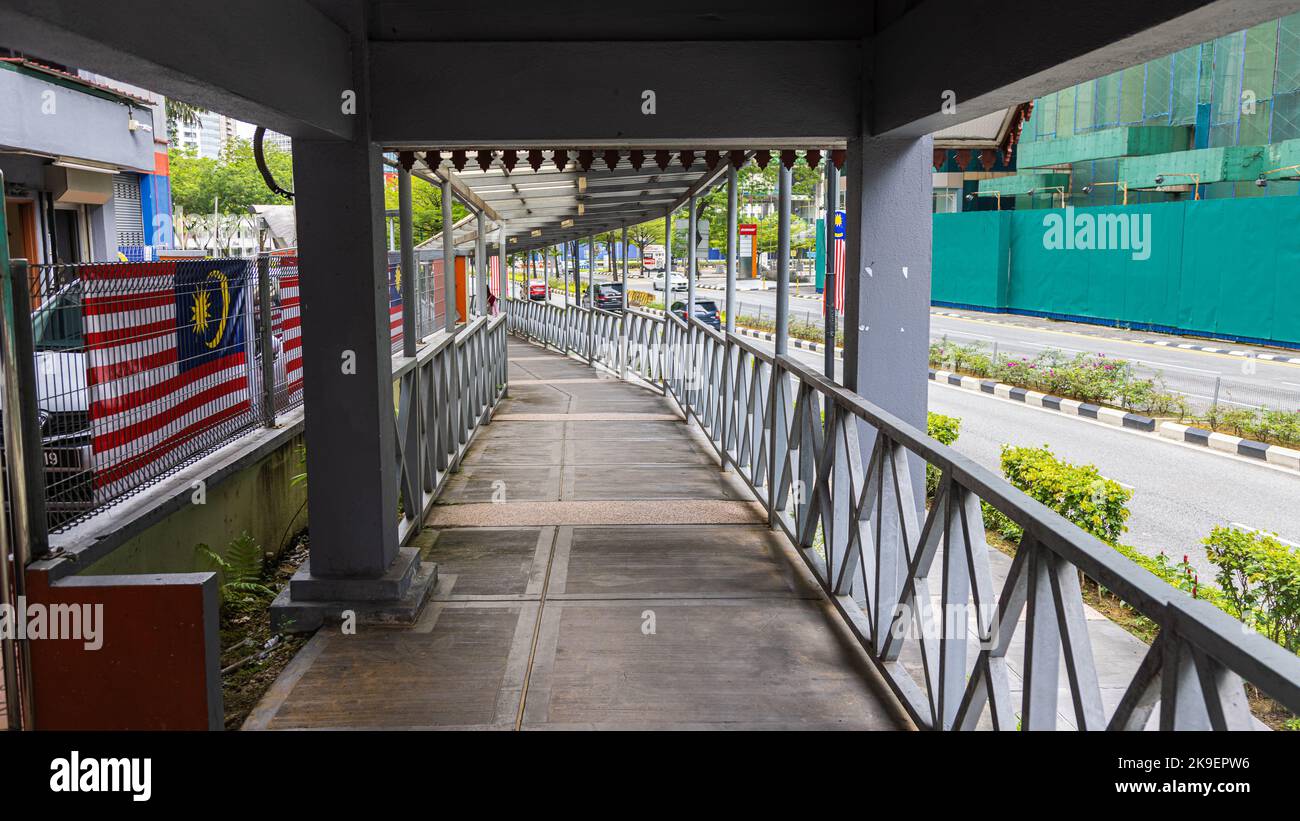 Kuala Lumpur, Malesia - 21 agosto 2022: Passaggio pedonale coperto attraverso il centro della città di KL. La passerella coperta protegge i pedoni dalla pioggia e da un forte Foto Stock