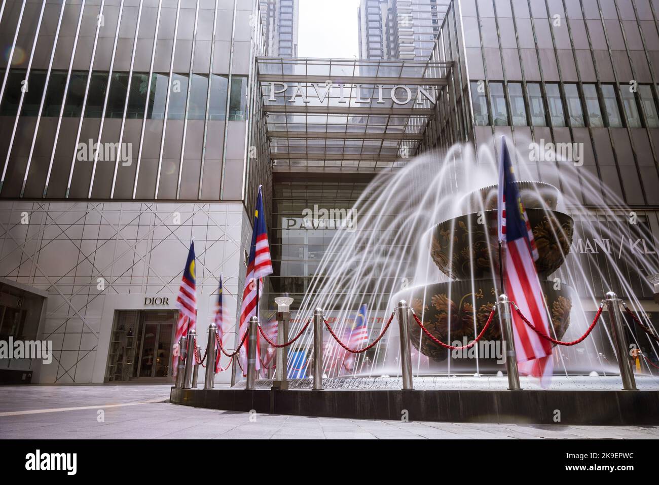 Kuala Lumpur, Malesia - 21 agosto 2022: Immagine a lunga esposizione della fontana di cristallo del Padiglione di fronte al centro commerciale Pavilion nel centro della città o Foto Stock