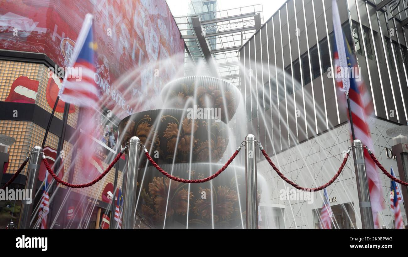 Kuala Lumpur, Malesia - 21 agosto 2022: Immagine a lunga esposizione della fontana di cristallo del Padiglione di fronte al centro commerciale Pavilion nel centro della città o Foto Stock