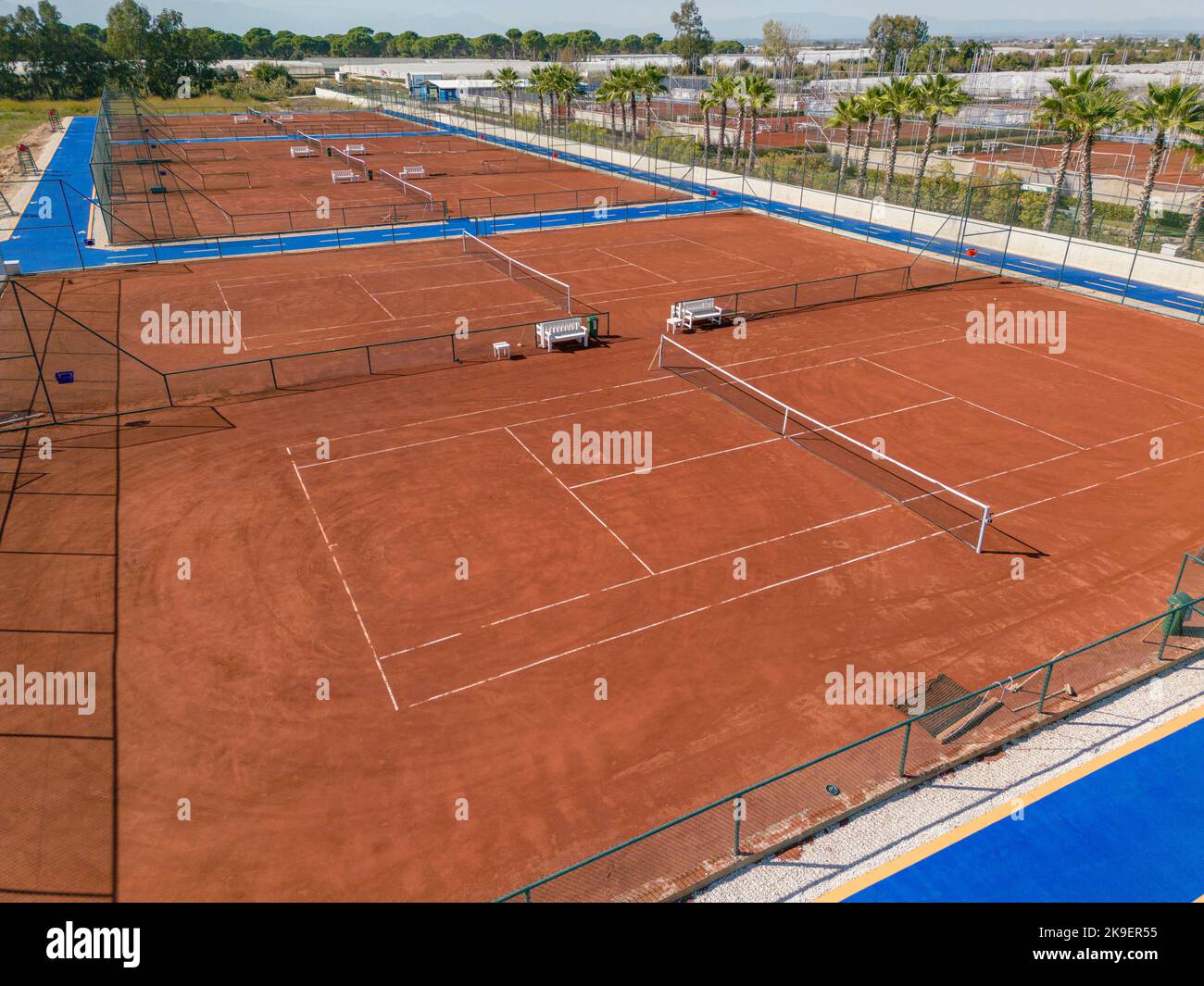 Vista aerea del campo da tennis in terra battuta in una giornata di sole Foto Stock