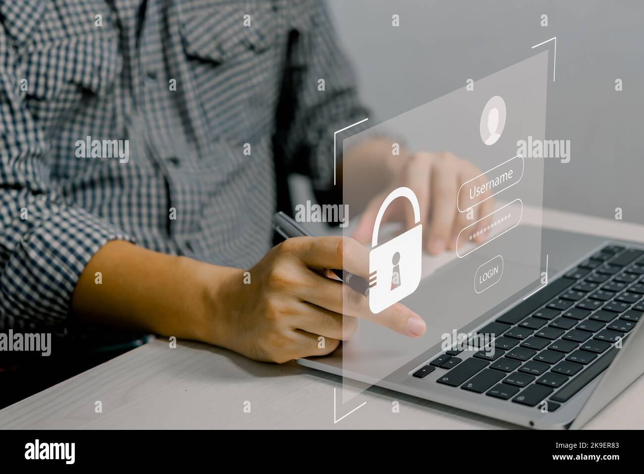 Protezione dei dati personali contro gli hacker. Sicurezza accesso internet di dati personali.identificazione informazioni sicurezza e crittografia.man digitando logi Foto Stock