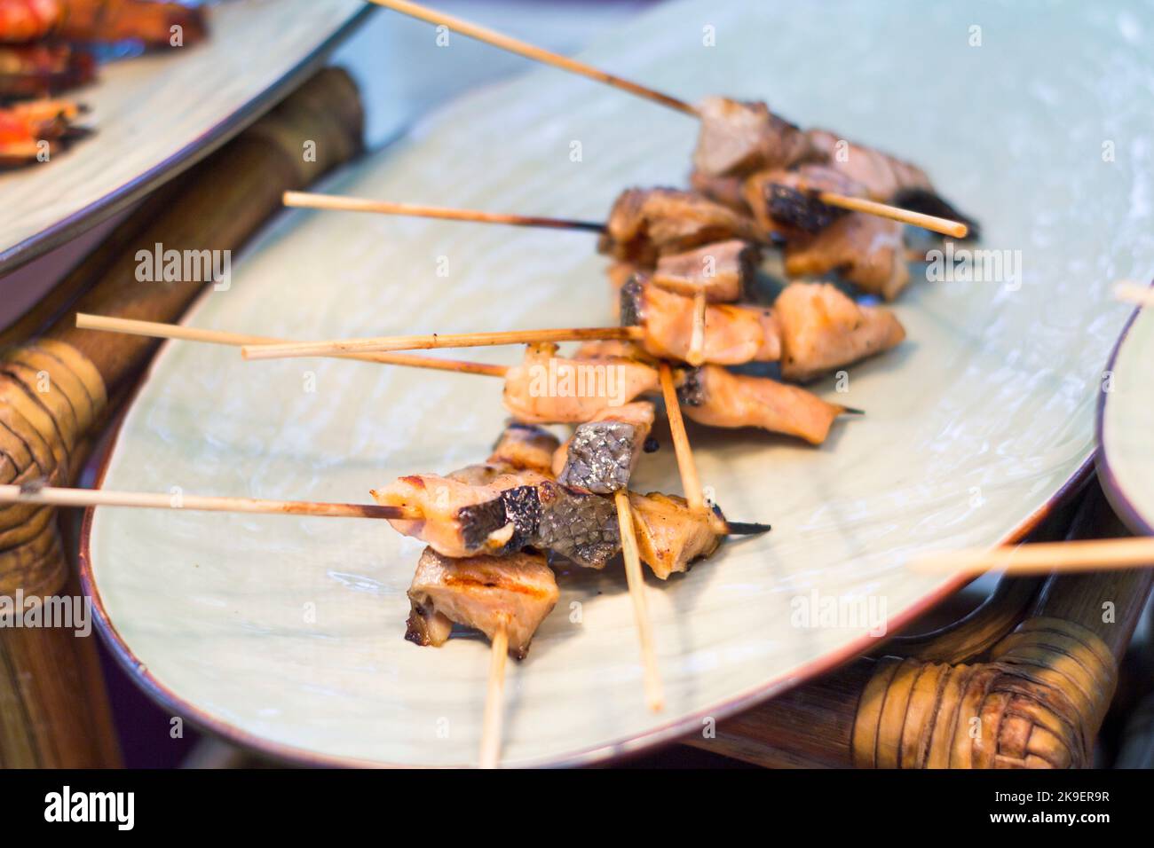 Salmone su spiedini in un ristorante a buffet di un hotel a Cebu, Filippine Foto Stock