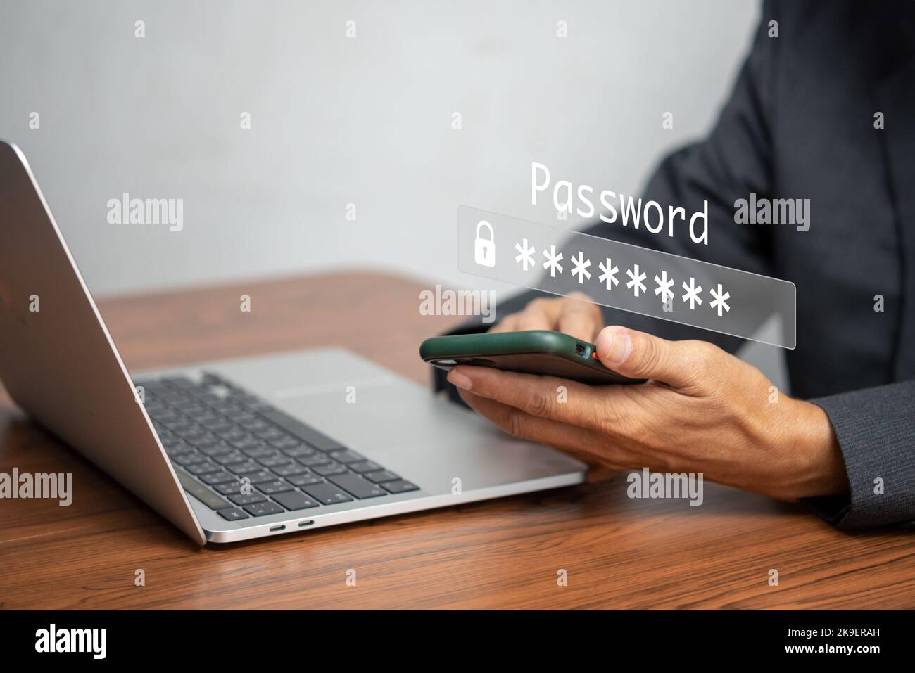 blocco della password cyber del telefono cellulare o codice di verifica dell'accesso nell'app online. Privacy dei dati e protezione da hacker cybersicurezza rete globale se Foto Stock