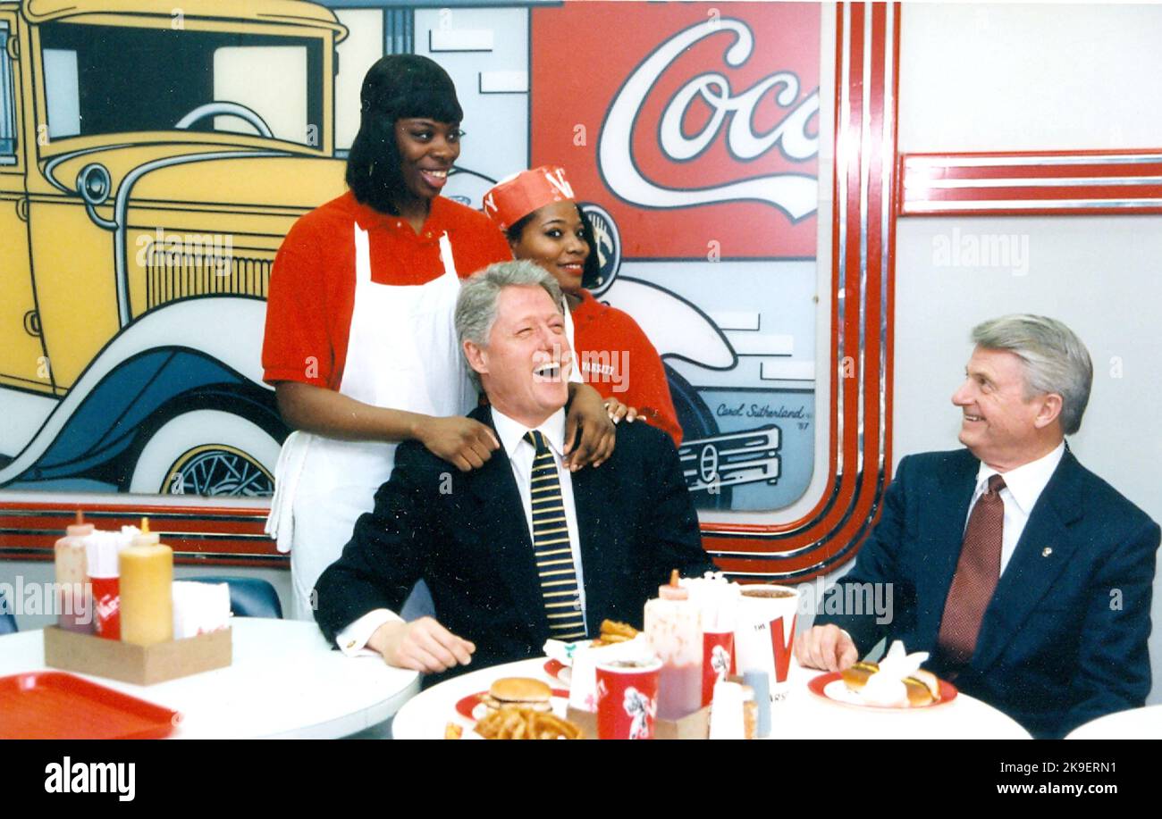 Il presidente William Jefferson Clinton e il governatore della Georgia Zell Miller mangiano al Varsity Diner di Atlanta, Georgia, USA - 1996 Foto Stock