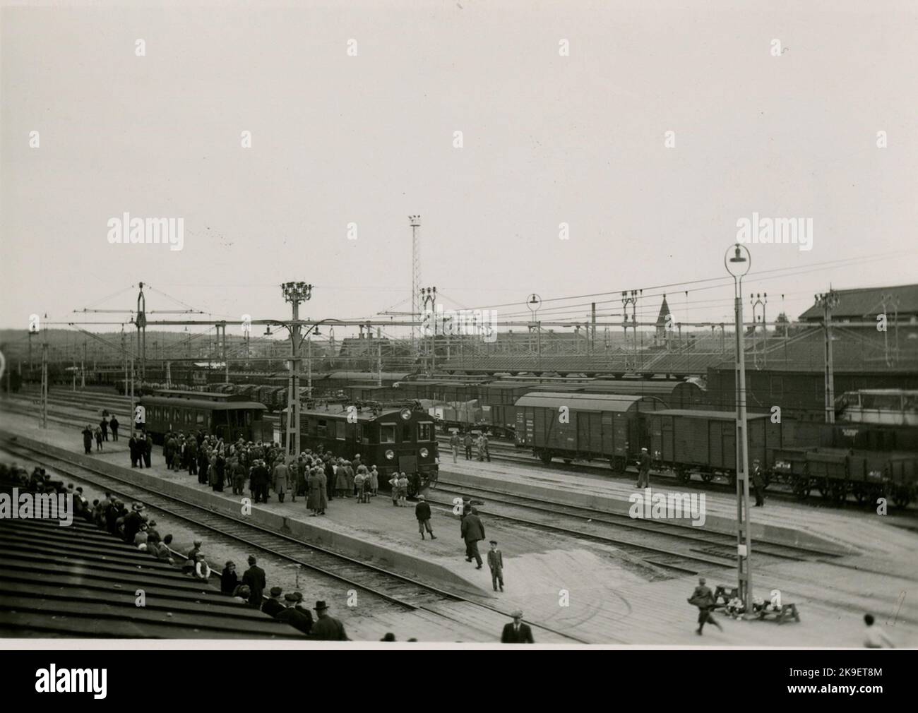 Il primo treno elettrico arriva a Krilbo, vale a dire il treno di prova da Hallsberg, sabato 29/9 1934 alle 14,30. State Railways, SJ DS 328. Foto Stock