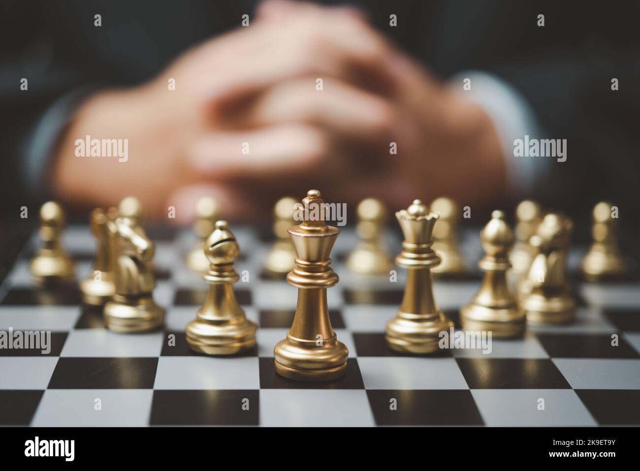 Pianificazione strategica e obiettivi successo idea di business. Uomo d'affari che guarda gli scacchi al bordo. Foto Stock
