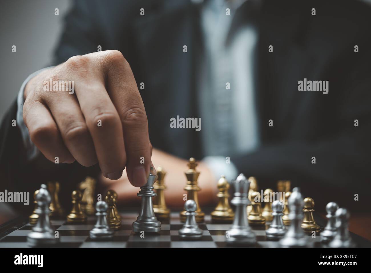 Pianificazione strategica e obiettivi successo idea di business. Uomo d'affari che guarda gli scacchi al bordo. Foto Stock