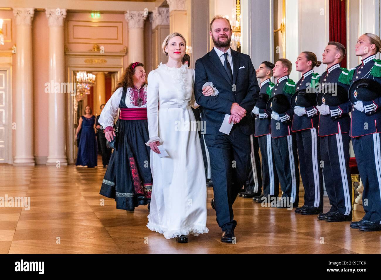 Oslo 20221027.politici Sofie Marhaug e Mímir Kristjánsson sulla loro strada per la cena di gala al Palazzo il Giovedi sera. E' una tradizione annuale che ministri, rappresentanti parlamentari e rappresentanti del settore pubblico norvegese siano invitati a cena dalla coppia reale. PISCINA. Foto: Haakon Mosvold Larsen / NTB Foto Stock