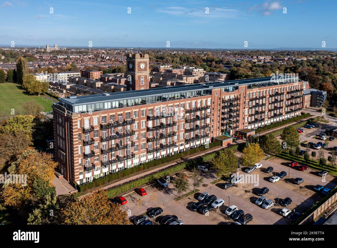 YORK, REGNO UNITO - 22 OTTOBRE 2022. Una vista aerea dell'edificio Chocolate Works che un tempo era la fabbrica di cioccolato di Terry e ora un appartamento di lusso b Foto Stock