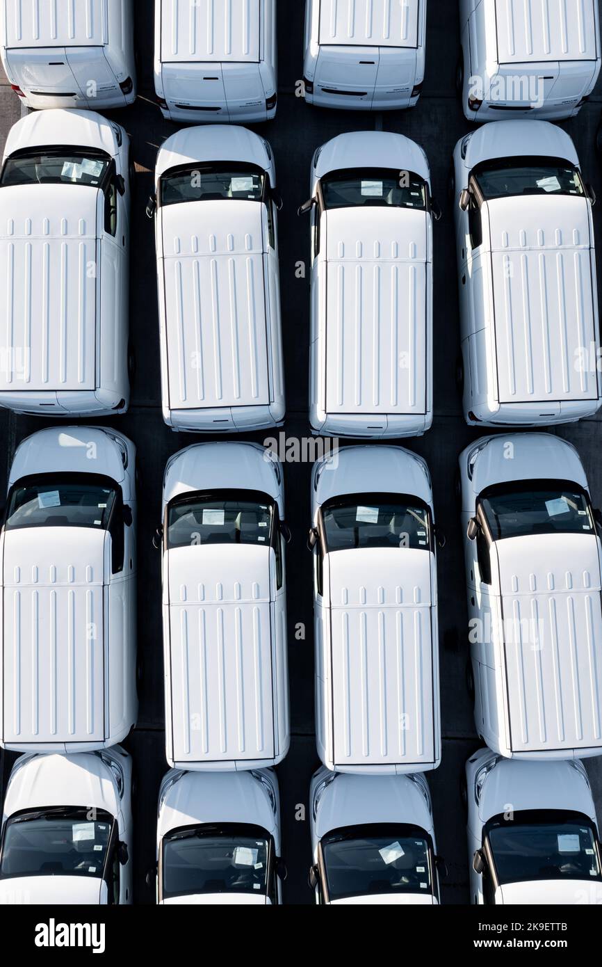DONCASTER, REGNO UNITO - 13 OTTOBRE 2022. Una vista aerea direttamente sopra le file di nuovi furgoni bianchi presso un costruttore di veicoli pronti per la spedizione in avanti per l'esportazione Foto Stock