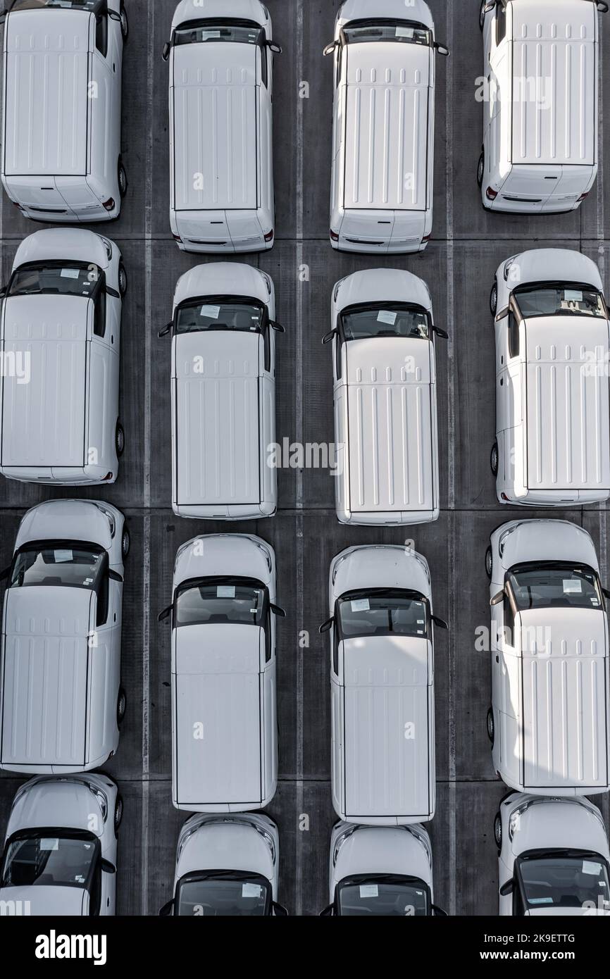 DONCASTER, REGNO UNITO - 13 OTTOBRE 2022. Una vista aerea direttamente sopra le file di nuovi furgoni bianchi presso un costruttore di veicoli pronti per la spedizione in avanti per l'esportazione Foto Stock