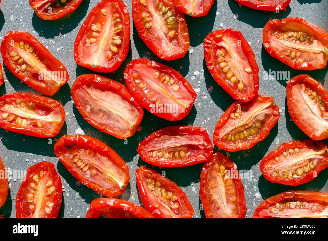 Baby pomodori prugna che asciugano al sole Foto Stock