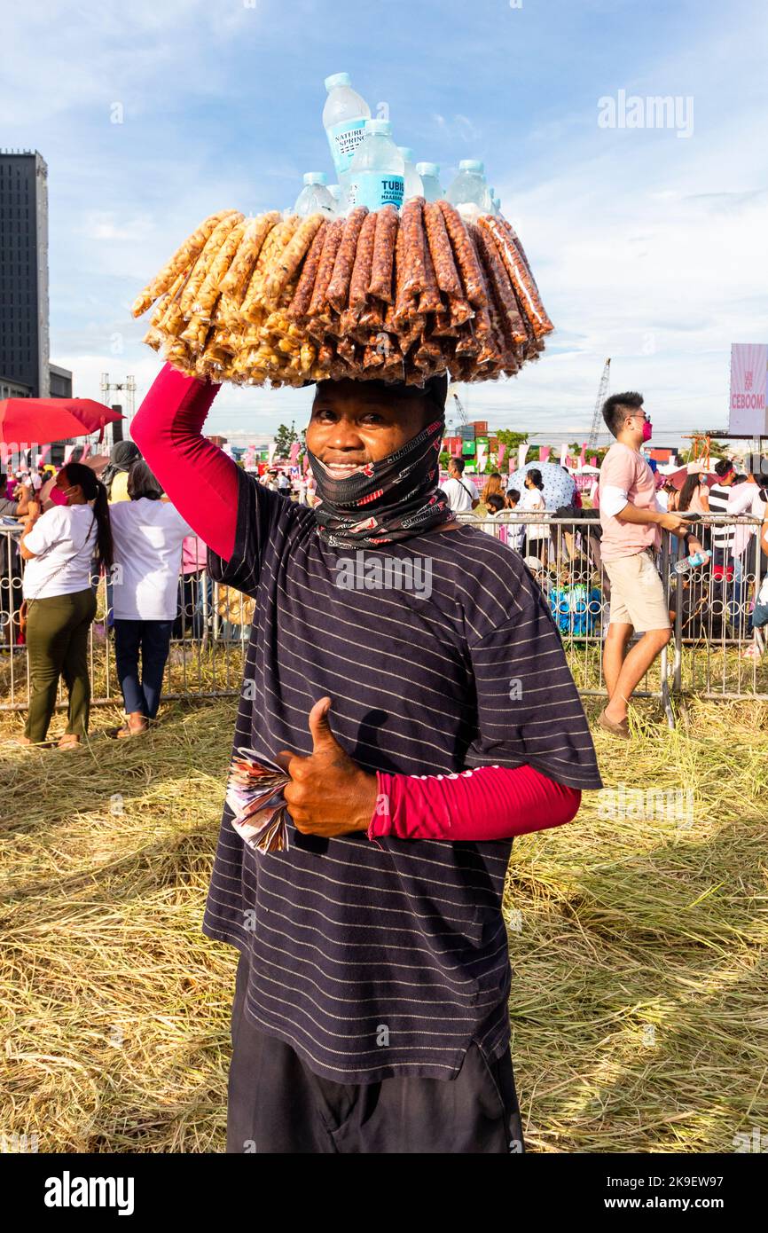 Un venditore ambulante che vende arachidi durante un evento a Cebu, Filippine Foto Stock