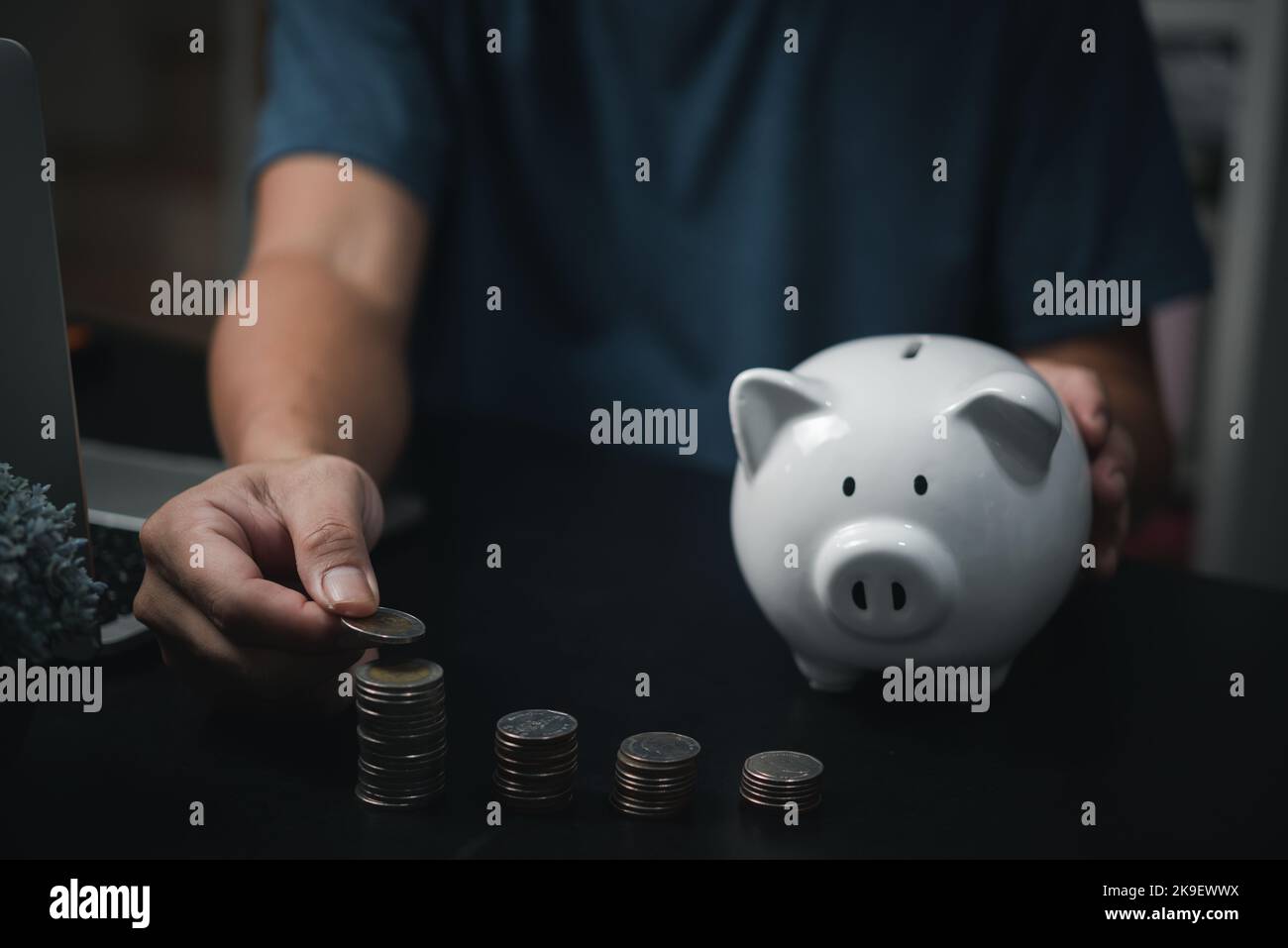 Risparmio di denaro e moneta Piggy bank.Business finanza investimento bancario concetto di economia. Foto Stock