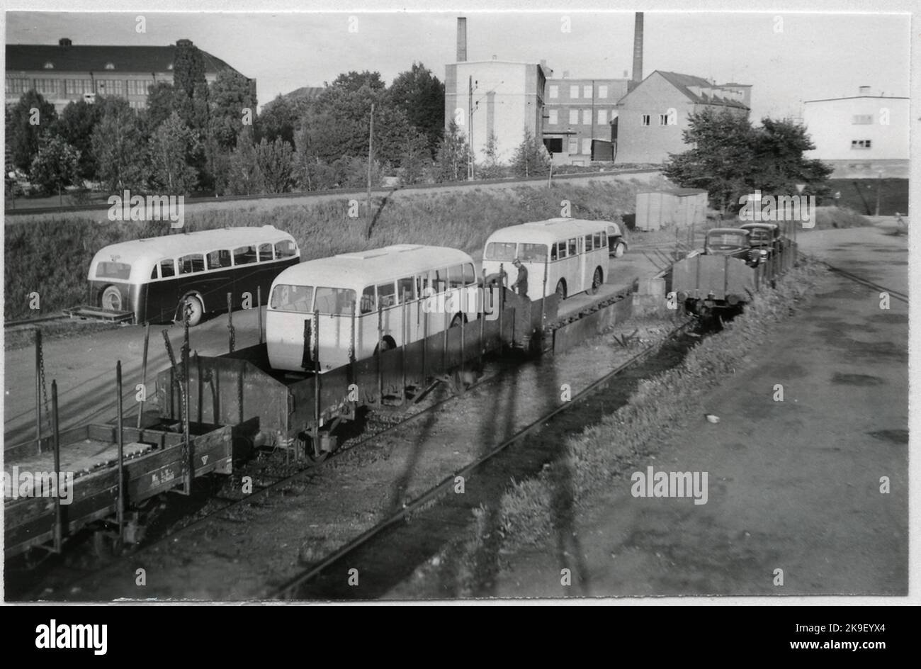 Gli autobus, i rimorchi e le auto sono trasportati per ferrovia. Foto Stock