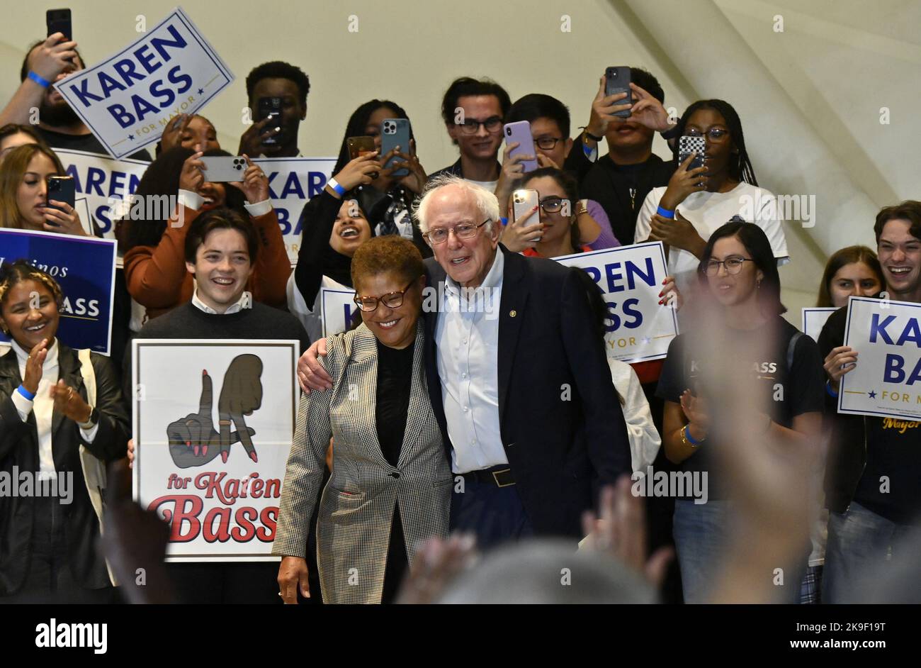 Los Angeles, Stati Uniti. 27th Ott 2022. Il Sen. Bernie Sanders (i-VT) abbraccia il candidato sindaco Karen Bass in un rally campagna per Bass a Playa Vista, California, giovedì 27 ottobre 2022. Bass è in una stretta gara di runoff con il candidato sindaco democratico Rick Caruso, uno sviluppatore di immobili miliardario che è stato registrato come repubblicano nel 2019. Foto di Jim Ruymen/UPI Credit: UPI/Alamy Live News Foto Stock