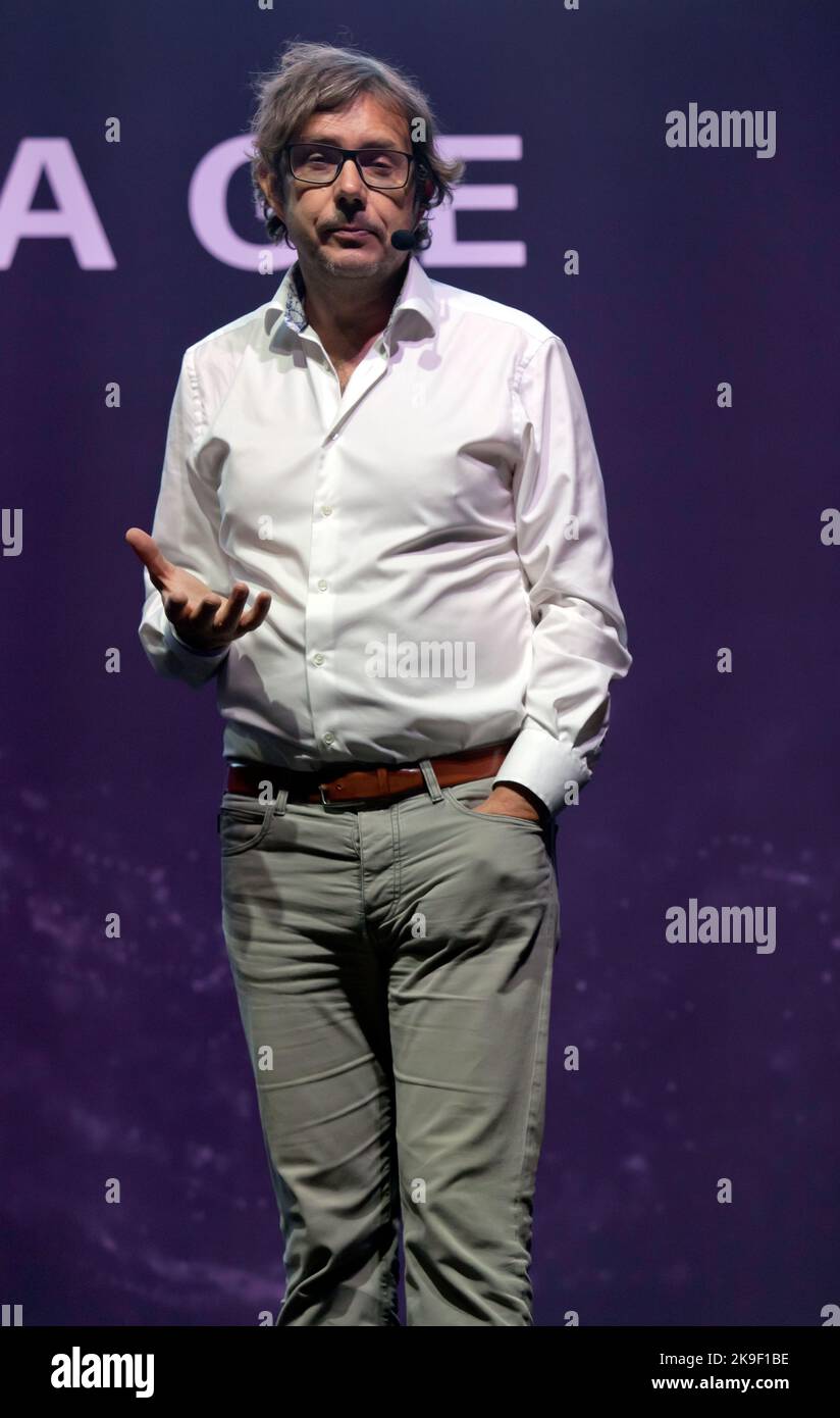 Il Professor Jeff Forshaw descrive il complesso problema quantistico, che emerge quando si cerca di rintracciare le informazioni che fluiscono dentro e fuori dai buchi neri, sullo Stage dell'Universo, al New Scientist Live 2022 Foto Stock