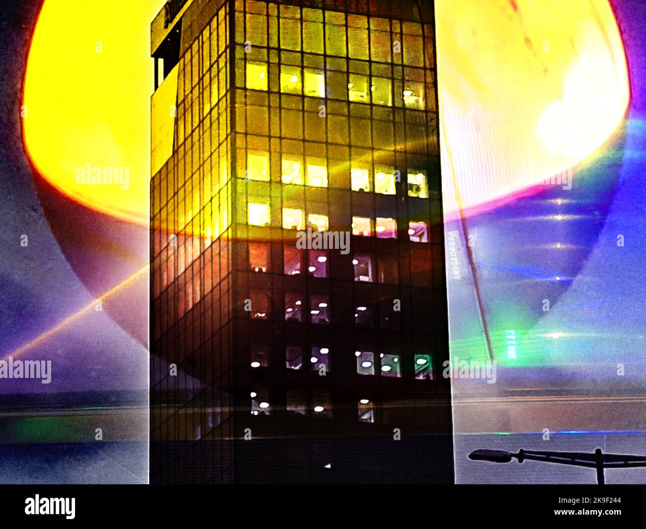 Edificio di uffici con luce di notte. Composizione astratta. Foto Stock