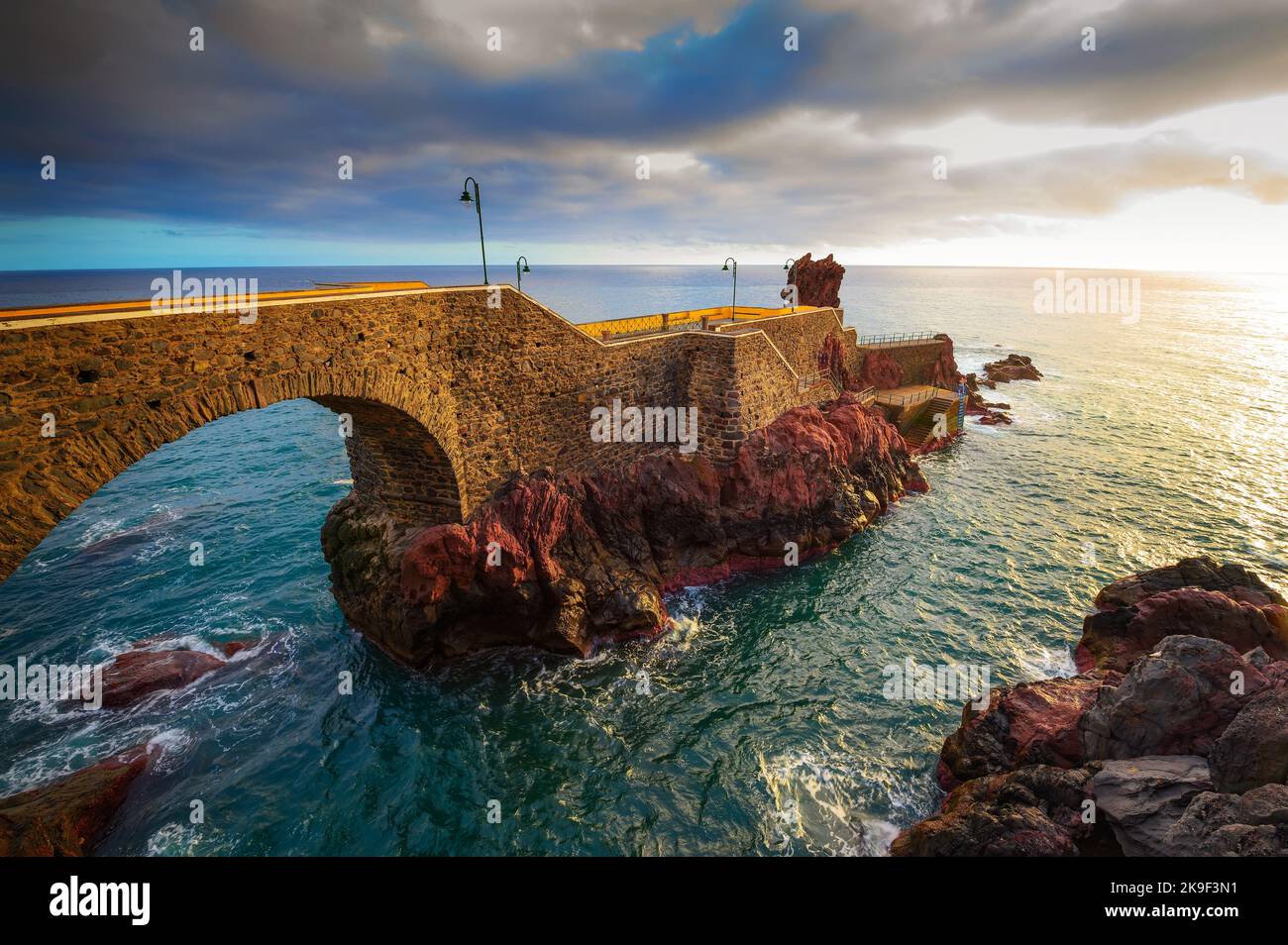 Tramonto al molo di Ponta do Sol a Madeira Island, Portogallo Foto Stock