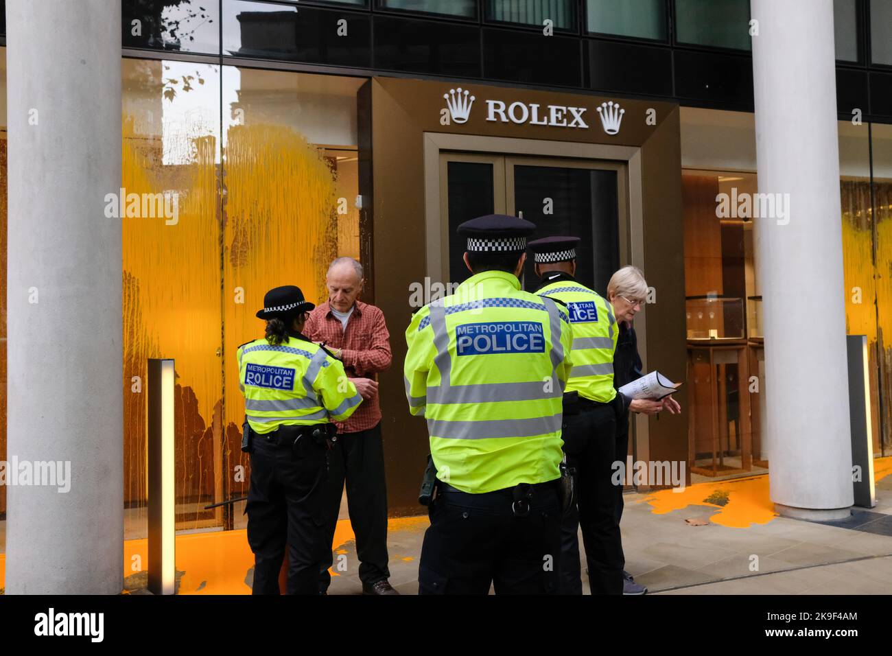 Londra, Regno Unito. 28 OTTOBRE 2022. Basta fermare le vernici spray olio negozio Rolex a Knightsbridge il tempo di richiesta sta per esaurire. Credit: Joao Daniel Pereira/Alamy Live News Foto Stock