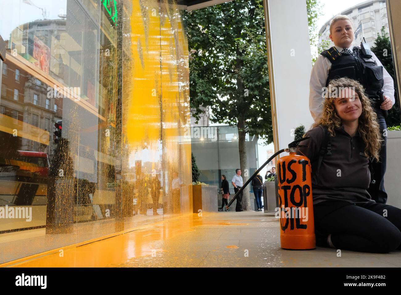 Londra, Regno Unito. 28 OTTOBRE 2022. Basta fermare le vernici spray olio negozio Rolex a Knightsbridge il tempo di richiesta sta per esaurire. Credit: Joao Daniel Pereira/Alamy Live News Foto Stock