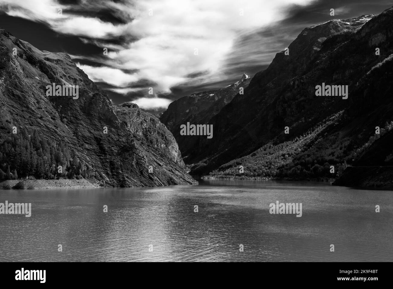 Lago e montagna nelle Alpi in passato. Ricordando i giorni più giovani facendo escursioni nelle Alpi in bianco e nero Foto Stock
