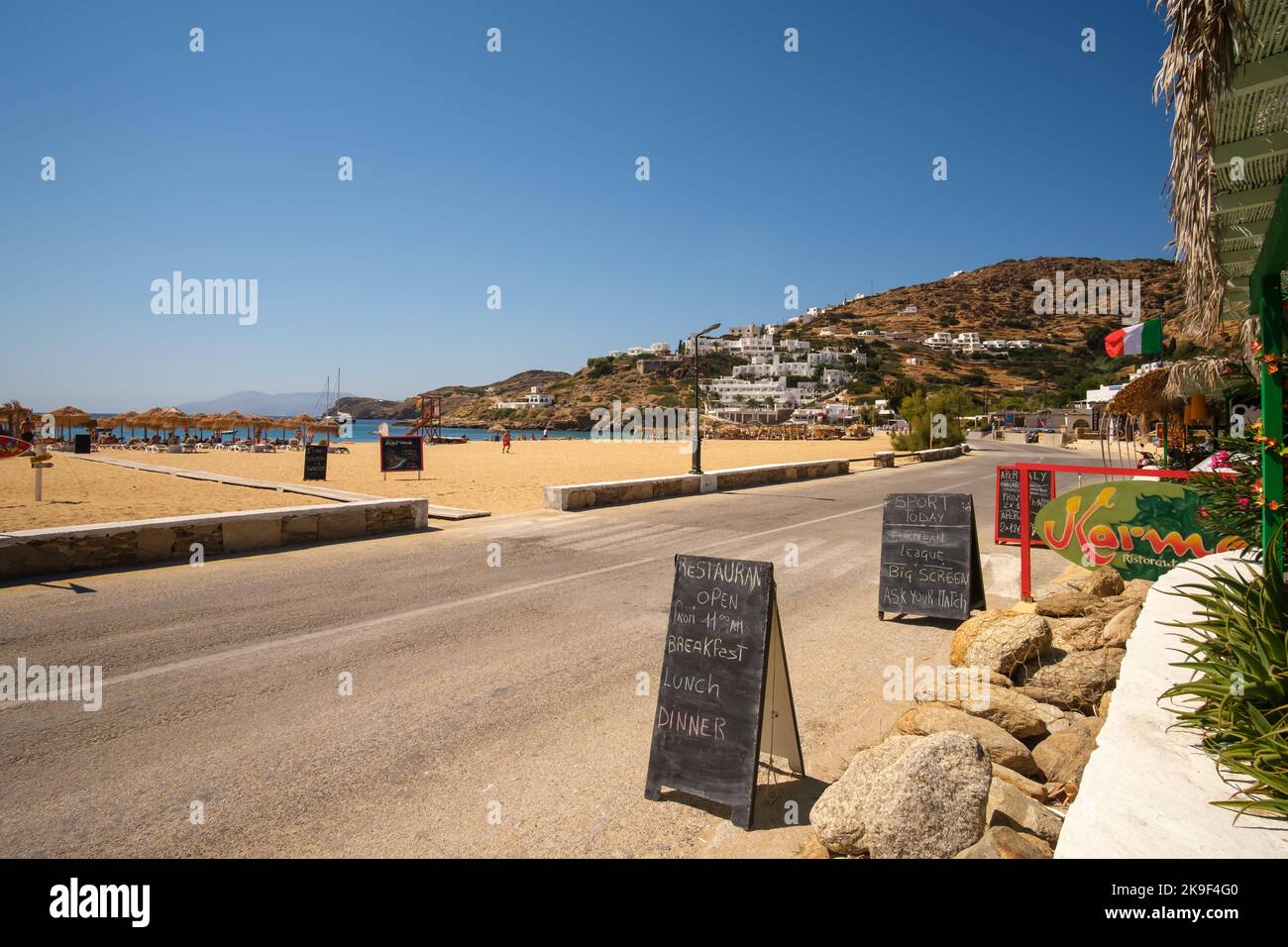 IOS, Grecia - 8 Settembre 2022 : un ristorante e bar sulla spiaggia di fronte alla spiaggia di Mylopotas che serve colazione, pranzo e cena Foto Stock