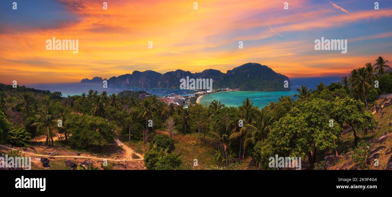 Tramonto sul villaggio di Tonsai e sulle montagne dell'isola di Koh Phi Phi in Thailandia Foto Stock