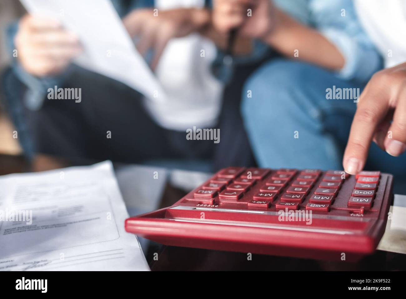 Contabile che calcola il rapporto fiscale. Calcolatrice sul posto di lavoro in ufficio. Concetto finanziario Foto Stock