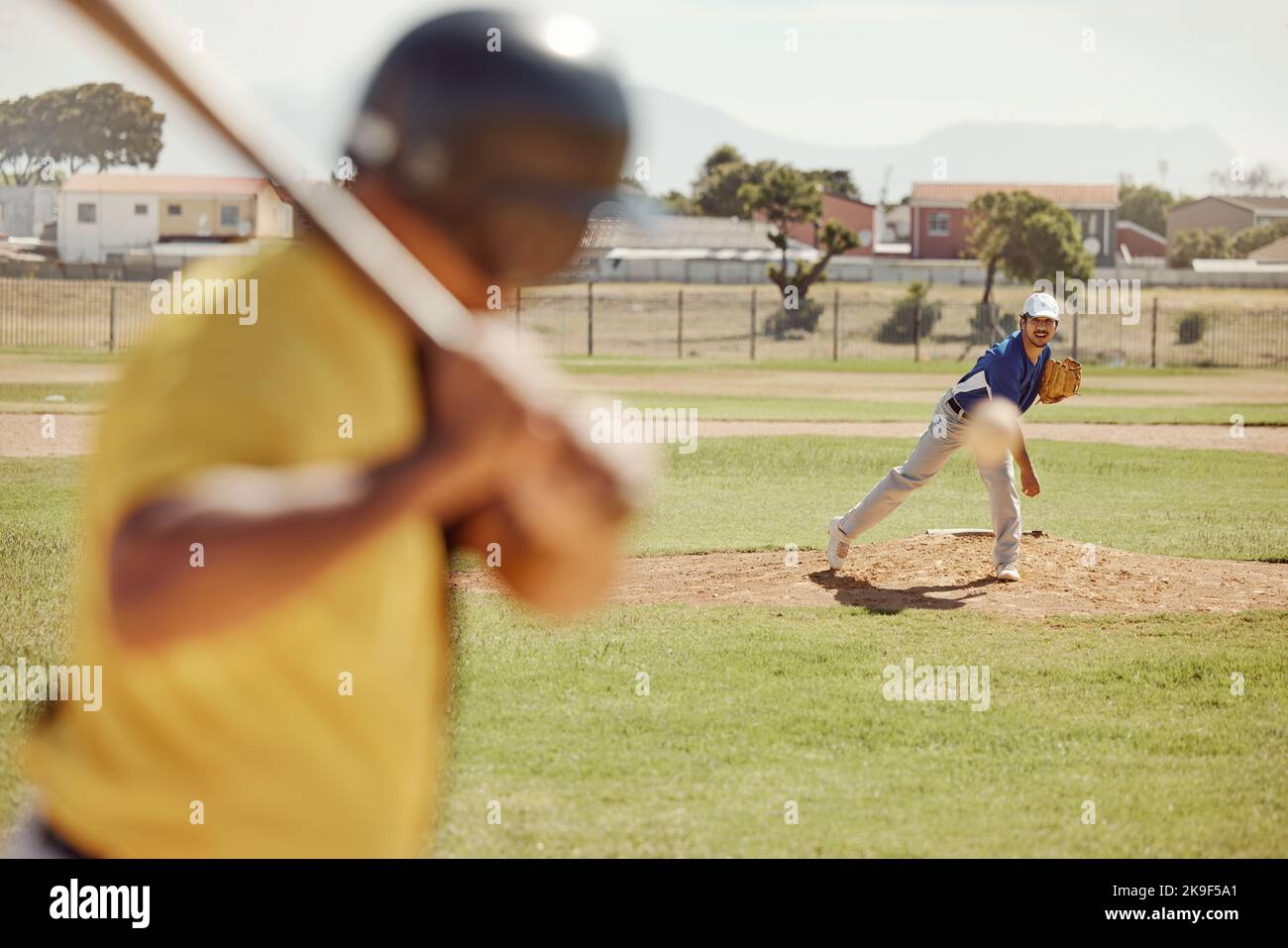 Baseball, sport e uomini sul campo durante una competizione, evento professionale e sport per il fitness insieme. Atleti con allenamento energetico per un Foto Stock