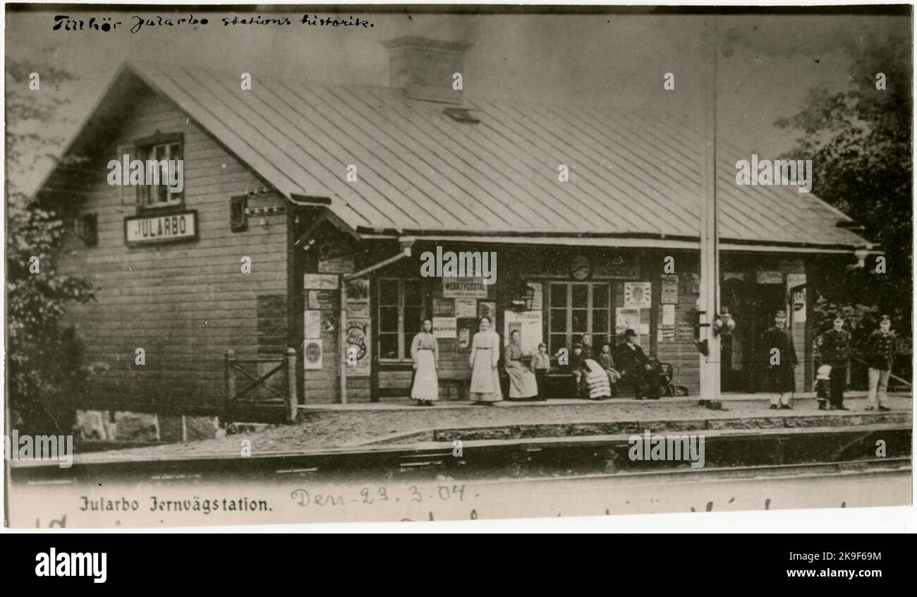 Le Ferrovie di Stato, SJ questa fotografia è stata fatta in particolare dopo una vecchia cartolina attraverso la mediazione dell'istituzione del fotografo Jularbo, titolare Hj.erriksson che la ha donata alla storia della stazione Jularbo. Girato foto, che dopo grandi sforzi da f.d. Stins Dubois è stato cercato da vecchie pelli, originati dal 1904 il 23 marzo. Si prega di notare i cespugli ornamentali fioriti, che raccontano così la ridicolosa primavera di quell'anno. Interesse è il segnale di ingresso con il suo plug-in -la -stazione casa. A destra del segnale d'ingresso si trova Stin's Dubois e accanto a lui, al Foto Stock