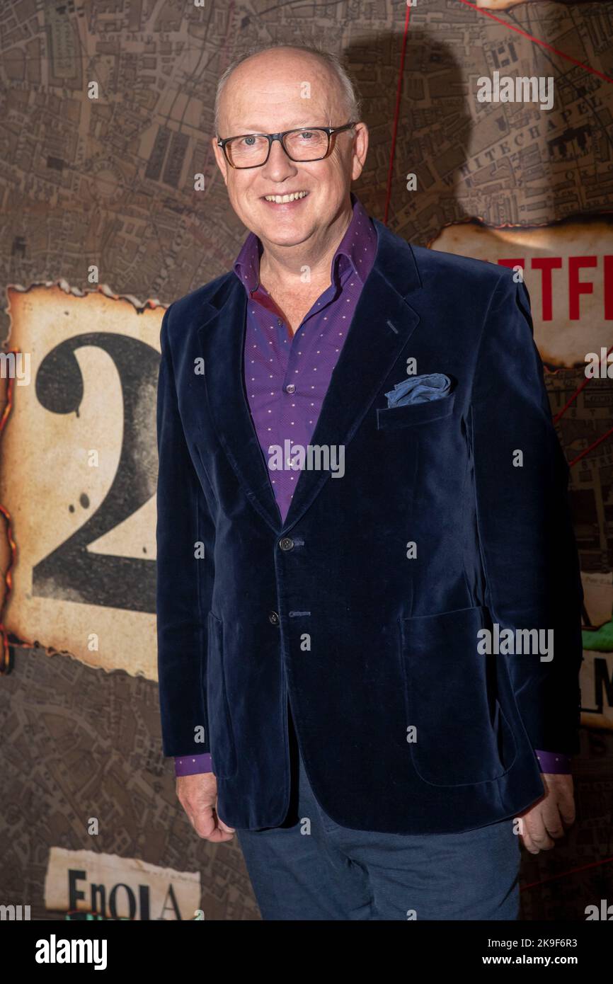 New York, Stati Uniti. 27th Ott 2022. Il regista Harry Bradbeer partecipa alla prima mondiale "Enola Holmes 2" di Netflix al Paris Theatre di New York. Credit: SOPA Images Limited/Alamy Live News Foto Stock