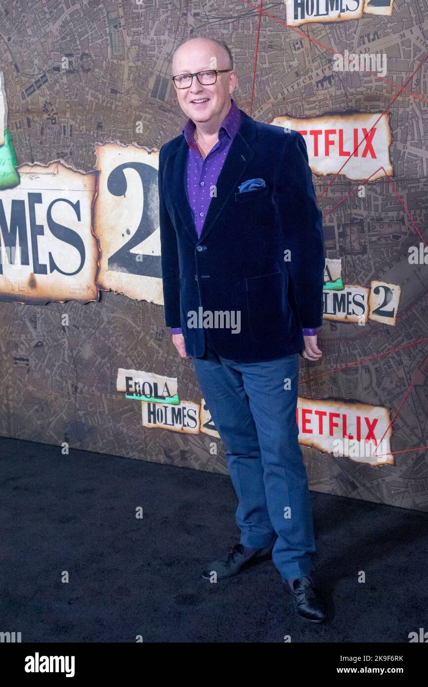 New York, Stati Uniti. 27th Ott 2022. Il regista Harry Bradbeer partecipa alla prima mondiale "Enola Holmes 2" di Netflix al Paris Theatre di New York. Credit: SOPA Images Limited/Alamy Live News Foto Stock