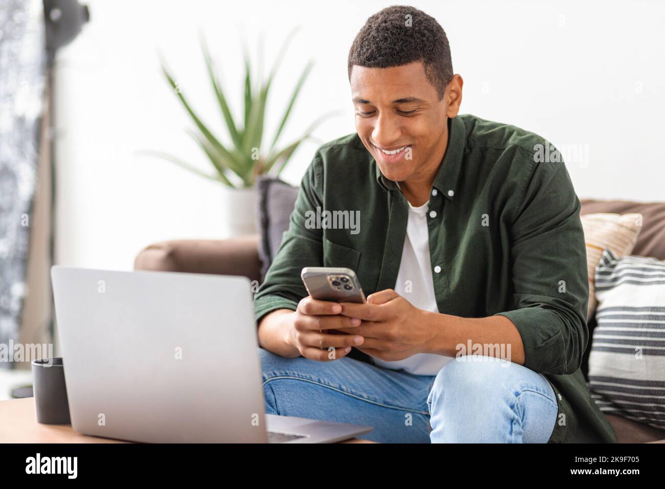 Un imprenditore o un freelancer di successo che chiacchierano con lo smartphone Foto Stock