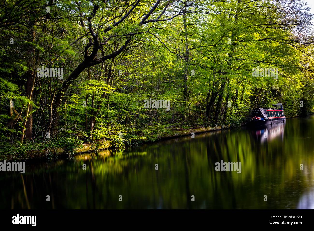 Bel rilassante Regents Canal nel parco Regents Foto Stock