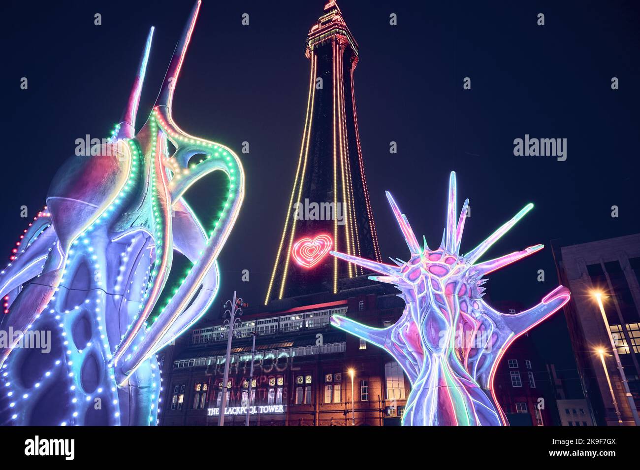 Blackpool Lightpool Festival 2022. Mostra Odyssey basata su divinità greche del mare di Jack Irving Foto Stock