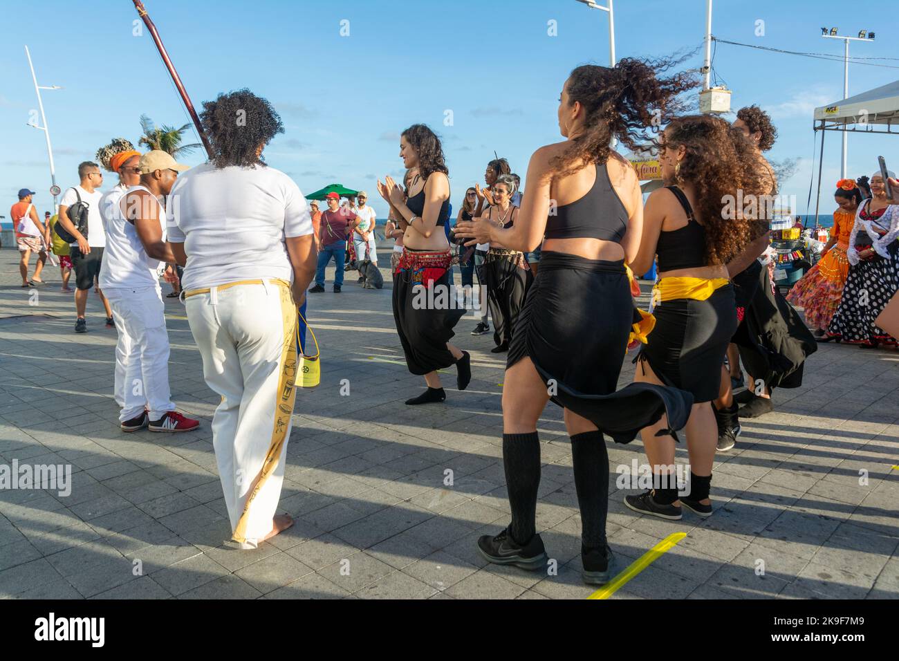 Salvador, Bahia, Brasile - 22 ottobre 2022: Persone che si esibiscono in danza di strada con Samba e Capoeira in piazza Farol da barra a Salvador, Brasile. Foto Stock
