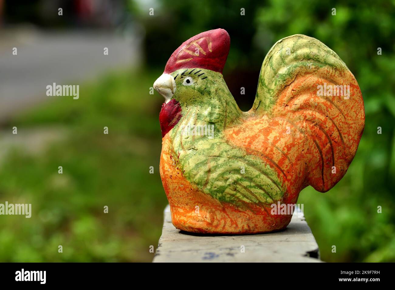 Primo piano banco di porcellini di pollo in argilla selettiva focus Foto Stock