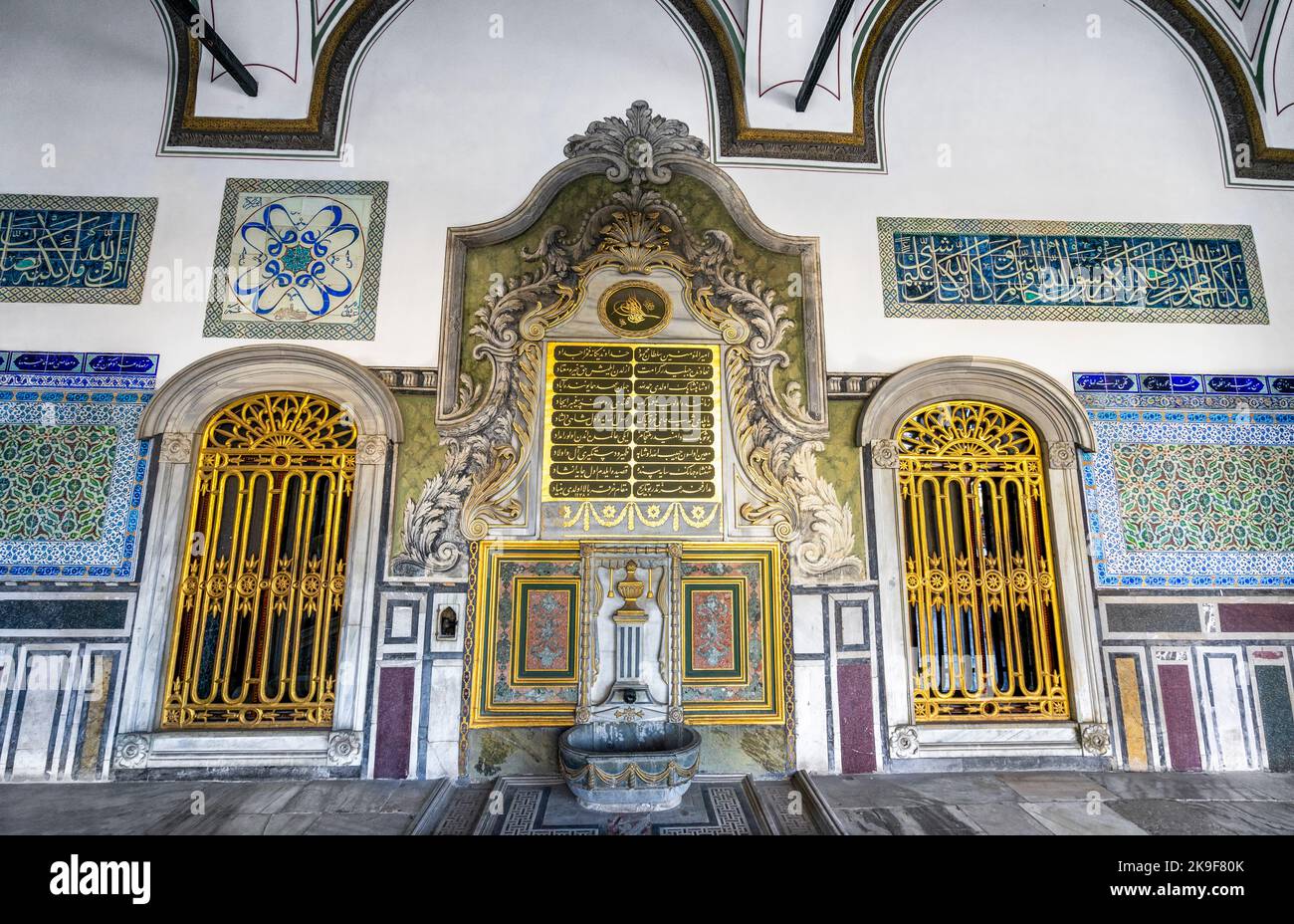 Finestra dorata e fontana del Palazzo Topkapi a Istanbul, Turchia Foto Stock