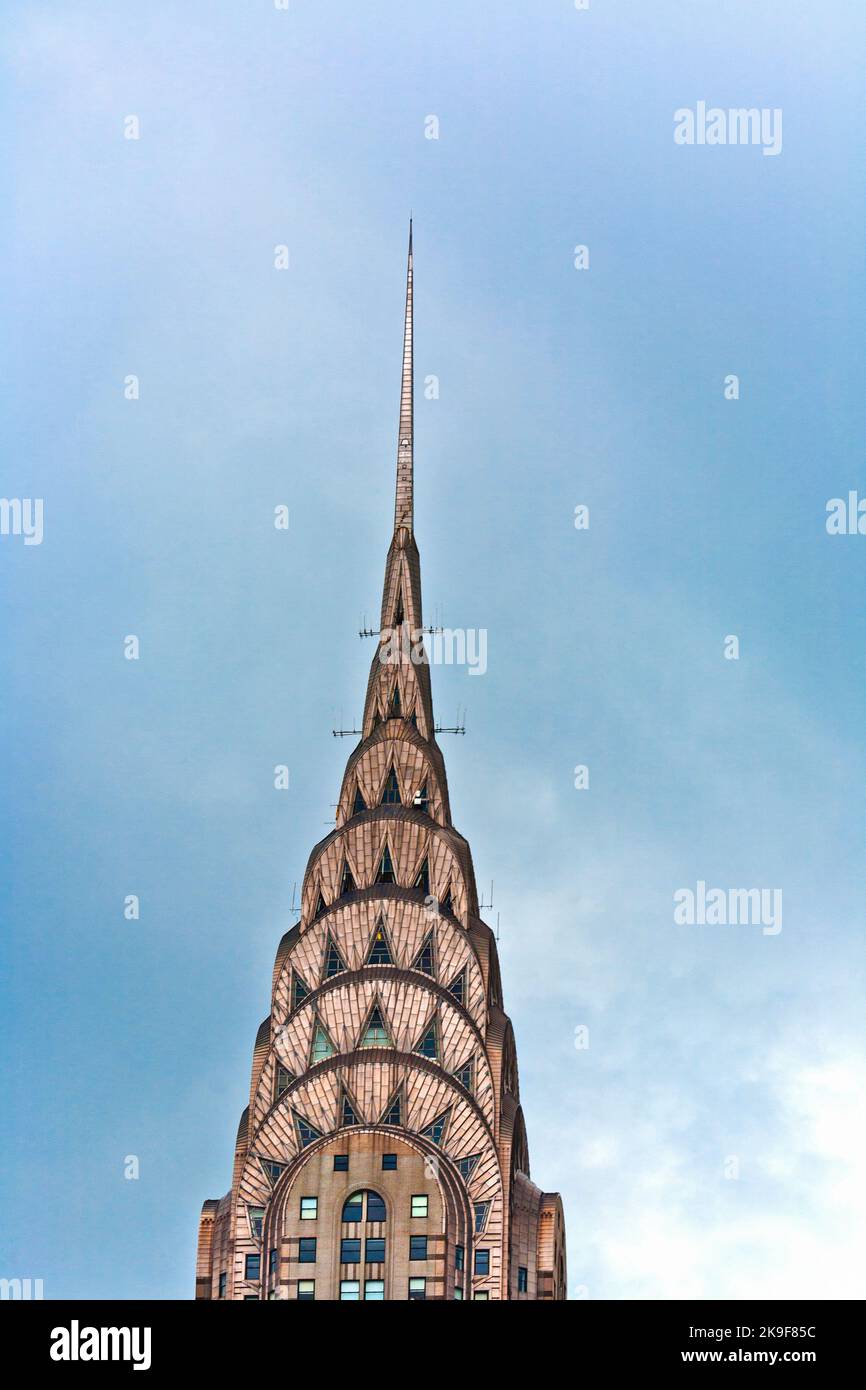 NEW YORK, USA - 7 LUGLIO: Facciata del Crysler Building nel pomeriggio al sole luminoso il 7,2010 luglio a New York, USA. Foto Stock