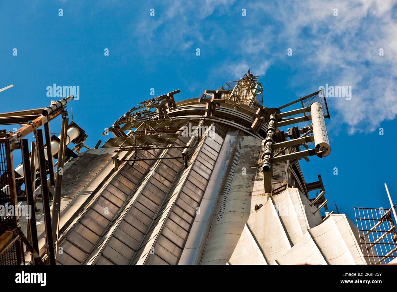 NEW YORK, USA – 9 LUGLIO: Top of Empire state Building nel pomeriggio con antenna metallica e scaricatore di fulmini sul tetto il 9,2010 luglio a New York Foto Stock