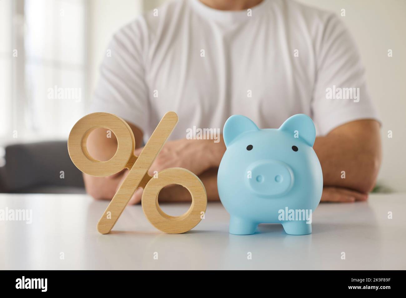 Segno di percentuale e piggy banca come simbolo di interesse che investe e accumula soldi. Foto Stock