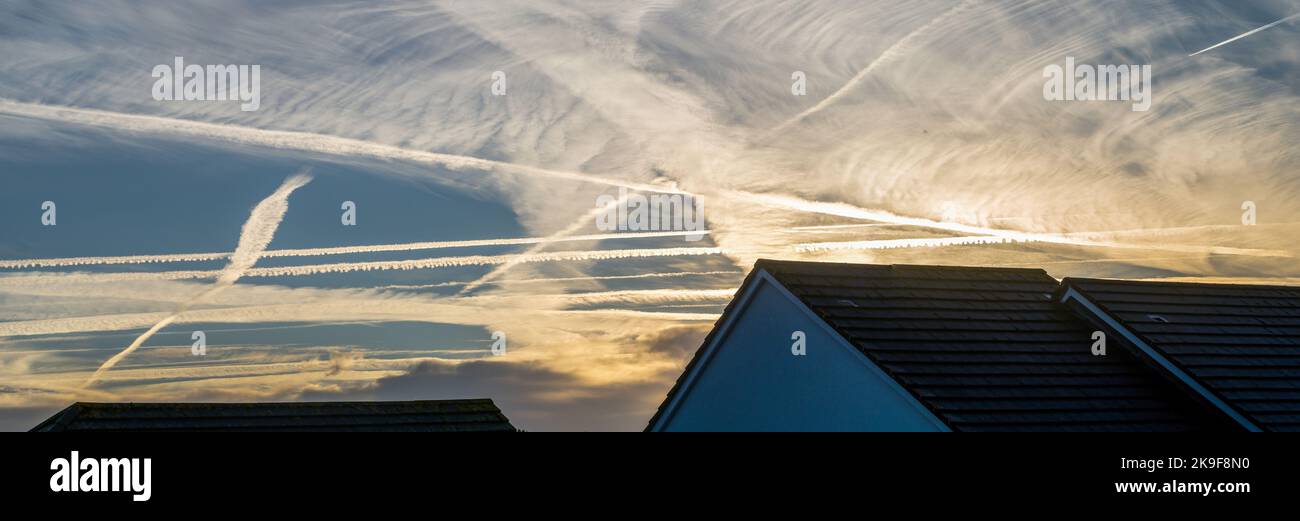 Insolito paesaggio con nuvole e contrasti sui tetti. Devon, Regno Unito nel mese di ottobre. Sole che sorge. Foto Stock
