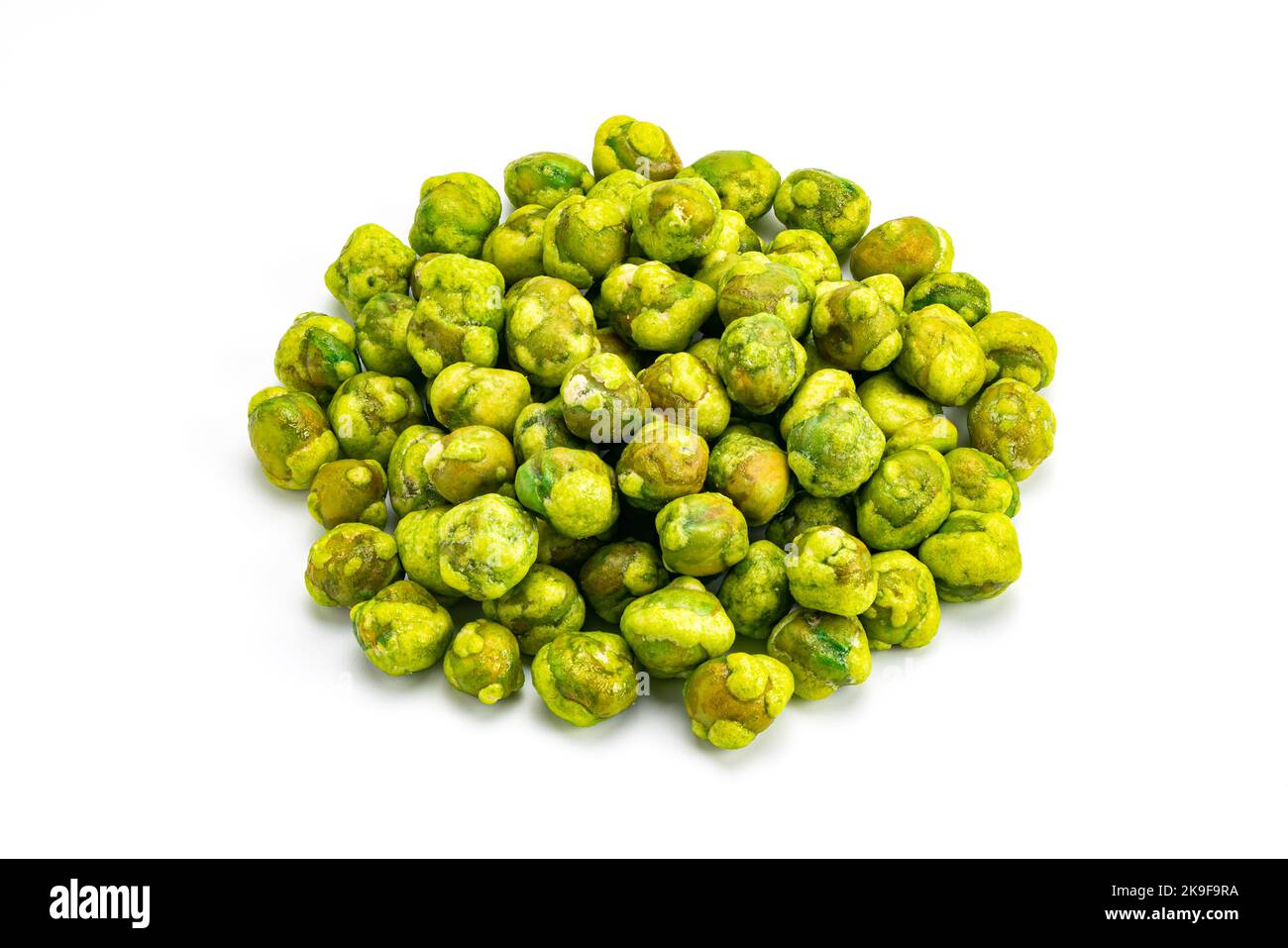 Pila di piselli verdi ricoperti di wasabi croccanti e speziati su sfondo bianco. Foto Stock