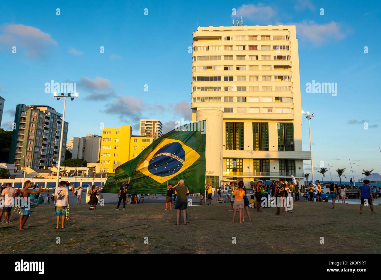 Salvador, Bahia, Brasile - 22 ottobre 2022: Sostenitori del presidente del Brasile Jair Bolsonaro, protesta collocando una grande bandiera brasiliana a Farol d Foto Stock