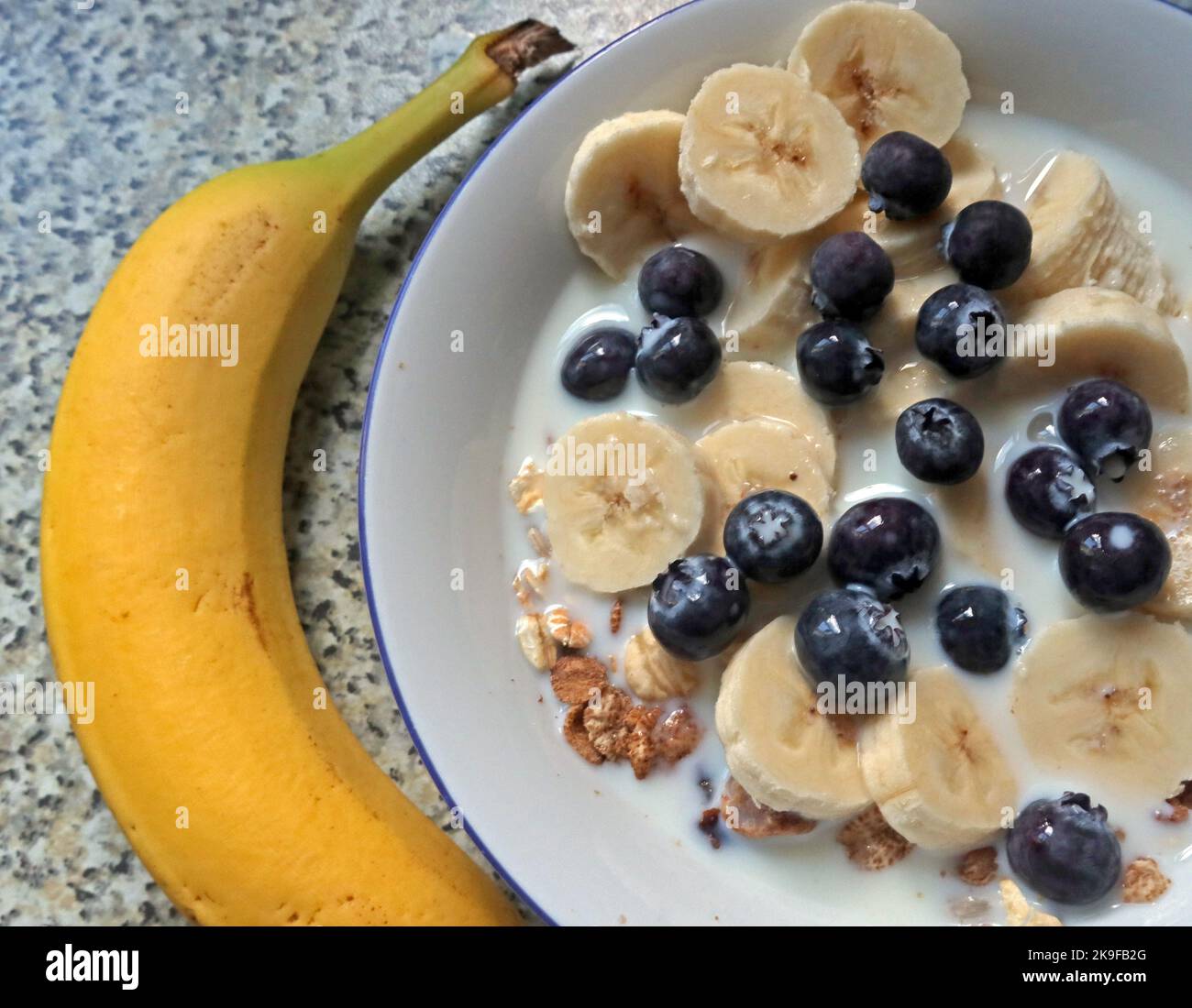 Sana colazione a base di cereali con banana, mirtilli Foto Stock