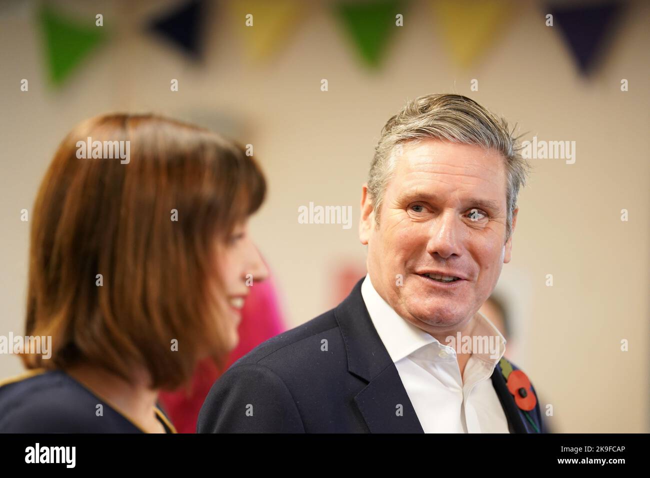 Il leader laburista Sir Keir Starmer e il segretario all'istruzione ombra Bridget Phillipson durante una visita all'Angel Cafe nella Chiesa di tutti i Santi, il Beacon Centre di Chafford Hundred, Essex per incontrare i genitori e discutere l'impatto del costo della crisi della vita sulle famiglie. Data immagine: Venerdì 28 ottobre 2022. Foto Stock